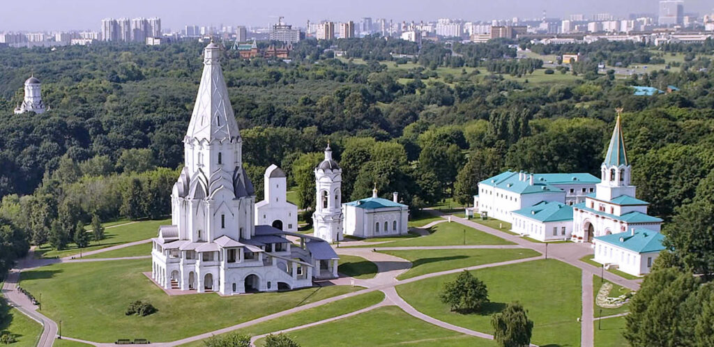 Централната сграда на музеят „Коломенское“, недалеч от Москва